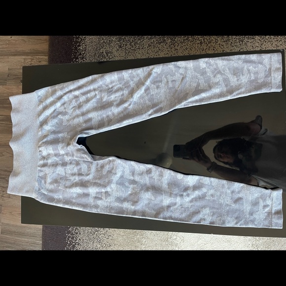 NVGTN Gray Camo Leggings Size L - Picture 3 of 3